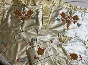 Vintage Boudoir 9 teiliges Set Kissenbezüge Nachttisch Ensemble etc 40er Jahre selten - Bild 1 von 21