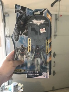 Il Cavaliere Oscuro - Il Ritorno Deluxe Flight Strike Batman Action Figure Mattel Toy 4" - Foto 1 di 4