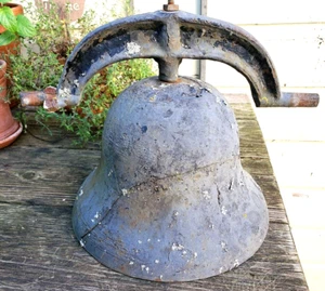 ANTIQUE CAST IRON PRIMITIVE CRACKED FARM SCHOOL CHURCH DINNER BELL - Picture 1 of 8