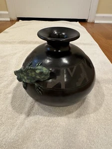 Mateos Signed Handmade Vintage Pottery Vase with Green Iguana Made In Mexico - Picture 1 of 5