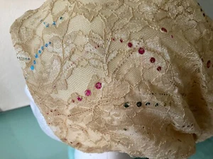 Chemo Beanie Kopfbedeckung aus champagnerfarbener Spitze , innen gefüttert, - Bild 1 von 4