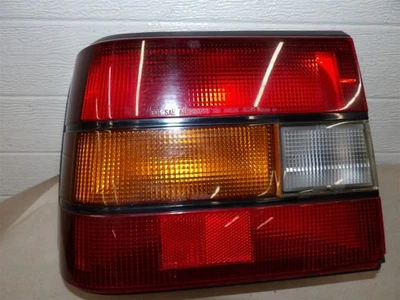 SPECTRUM 1985-1986 4 puertas LH CONJUNTO DE LUZ TRASERA LADO CONDUCTOR IZQUIERDO CON ENCHUFES OEM Foto 1 de 4