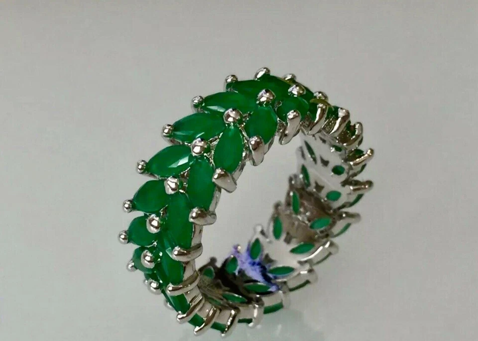 Anel Eternity folheado a ouro branco 18k feito com marquesa verde cristal Swarovski - Imagem 1 de 4