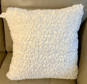 Almohada blanca como la nieve de piel sintética UGG® Atlas 20x20 NUEVA - Imagen 1 de 6