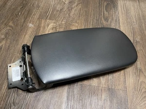 2016-2021 CHEVROLET MALIBU FRONT CENTER CONSOLE ARM REST STORAGE LID COVER OEM - Picture 1 of 5