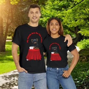 Streetwear T-Shirt mit rotem Teddybär Grafikkleidung mit selbstbewusstem Ausdruck. - Bild 1 von 23