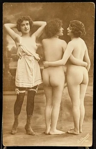 um 1890 RPPC Postkarte Lesbische Erotik Aktstudie Schwarzweiß Foto 3 Frauen - Bild 1 von 3