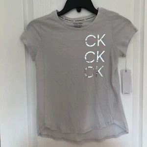 Camiseta Calvin Klein Performance Niñas Talla Mediana Gris Alta-Baja Manga Corta Nueva con Etiquetas - Imagen 1 de 8