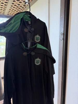 2 NUEVOS!!! ¡¡¡Capa Harry Potter Slytherin!!!  Incluye 2 lazos y 2 varitas. Foto 1 de 4