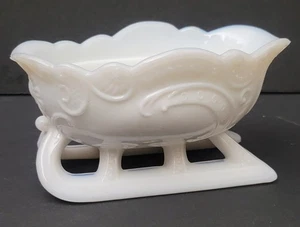Vintage Milchglas Milchglas klein Weihnachten Santa Schlitten ideal für Süßigkeiten - Bild 1 von 5