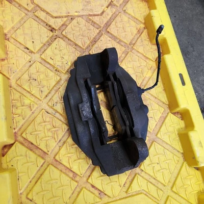 Conjunto de pinza de freno delantera derecha del lado del pasajero Toyota Tundra 5,7 OEM 07-2015 Foto 1 de 4