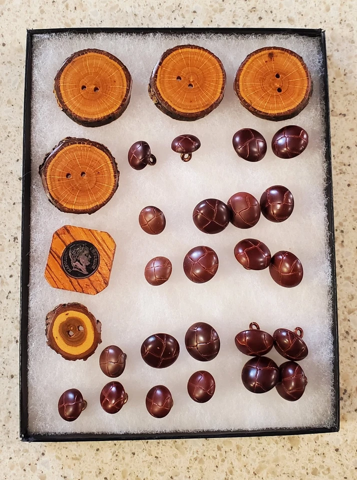 two sets, styles, wooden buttons 23 shank, 4log rounds+2 (X) D12-LOT 10 - Image 1 of 1