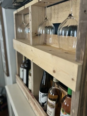 Estante de vino rústico de madera recuperada y soporte para copa de vino.  Foto 1 de 4