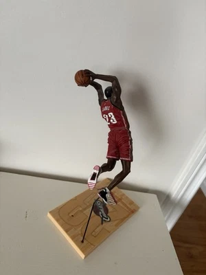 勒布朗·詹姆斯可动人偶带庭院 — 第 1/2 张图片