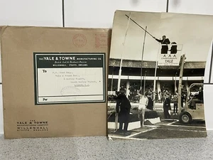 JOHN PENNEL U.S. POLE VAULT NEW WORLD RECORD LONDON 1964 PHOTO YALE & TOWNE - Picture 1 of 6