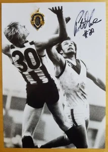 1979 PETER MOORE COLLINGWOOD HAND SIGNED B&W PHOTO & FREE REPLICA BROWNLOW MEDAL - Bild 1 von 2