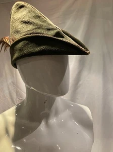 Robin Hood Mütze, jagdgrünes Wildleder mit braunem Besatz und brauner Feder - Bild 1 von 3