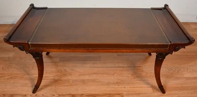 Mesa de centro china Chippendale de caoba y cuero de la década de 1940 Foto 1 de 4