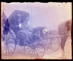 NEGATIVO IN VETRO FINE 1800 O PRIMI '900, DUE DAME IN CARROZZA, CULO DI CAVALLO - Foto 1 di 2