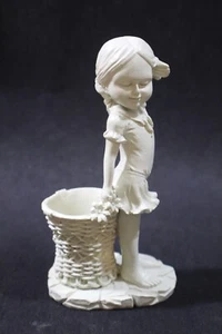 Figura niña de resina con cesta de flores, hermosa tal cual o pintable - Imagen 1 de 5