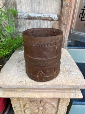 Antigua maceta de hierro forjado a mano de 1800 con diseño de corte maceta maceta de grano Foto 1 de 4