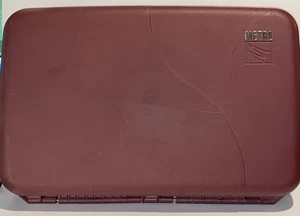 Estuche de 32 CD Metro by Plano de la década de 1990 plástico duro indexado protector difícil de encontrar granate - Imagen 1 de 9