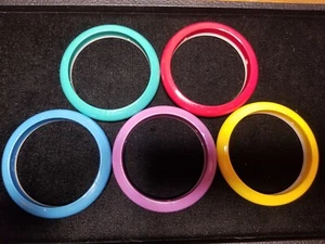 5) Vintage Armreif Armbänder Kunststoff irgendeiner Form Plexiglas? - Bild 1 von 9