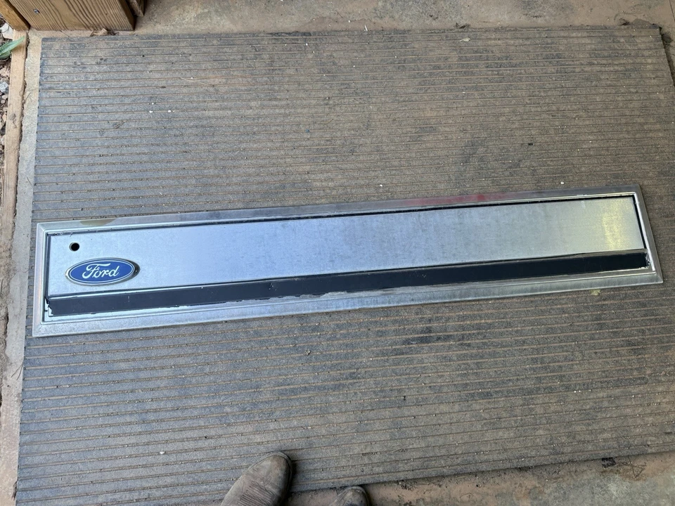 Оригинальная отделочная панель молдинга задней двери 1980-1986 Ford Bronco 80-86 - Изображение 1 из 3