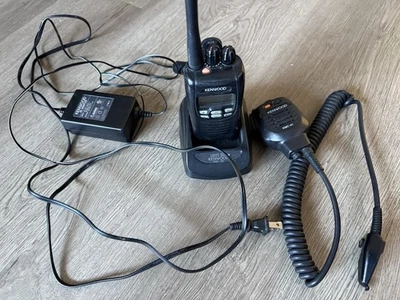 Radio VHF digital Kenwood TK-5220-K P25 136-174 MHz Foto 1 de 4