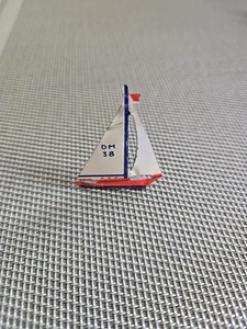 1930's TIN SAILBOAT DOWST MFG CO CRACKER JACK PRIZE DM 38 STAND UP SAIL BOAT TOY - Picture 1 of 3