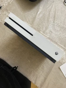 XBOX ONE S SENZA CONTROLLER COMPLETA DI CAVI - Foto 1 di 4