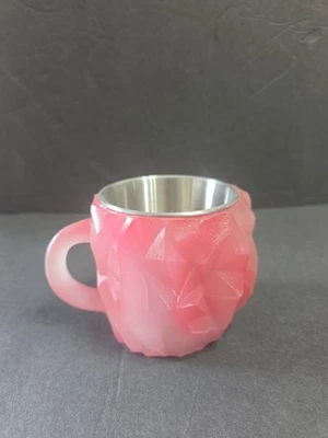 Taza de cristal mineral de resina rosa con forro de taza de aluminio Foto 1 de 4