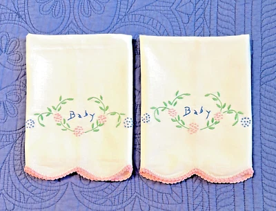 2 FUNDAS DE ALMOHADA BEBÉ De Colección Bordadas a Mano Crochet Encaje Ribete Festoneado Suave Guardería Foto 1 de 4