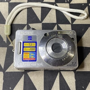 Sony CyberShot DSC-W70 7,2 Megapixel Digitalkamera silber für Ersatzteile/Reparatur - Bild 1 von 16