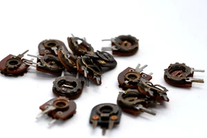 10x Vintage Mini-Trimmer / Potentiometer von Ruwido, 100 Ohm lin., stehend, NOS - Picture 1 of 3