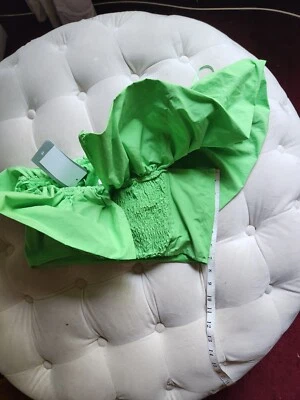Top H&M con volantes de un hombro solo verde lima talla S disponible Nuevo con etiquetas Foto 1 de 4