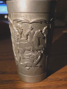 Vintage italienischer Peltro Zinn Becher Mittelalter Szenen Ritter tötet Drache 1940er - Bild 1 von 12