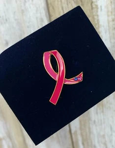 Prendedor Estee Lauder Pin CINTA ROSA 2019 edición limitada nuevo en caja - Imagen 1 de 5