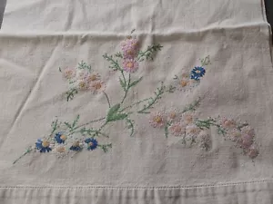 Vintage Hand Embroidered Table Runner Floral Carnations Bouquet 15.5x37 - Picture 1 of 5