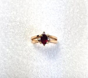 Anillo reversible vintage tono dorado granate y circonita cúbica abatible talla 10 marcado J - Imagen 1 de 11