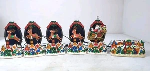 Vintage Noma Here Comes Santa beleuchtetes musikalisch animiertes Weihnachtsdorf - lesen - Bild 1 von 8