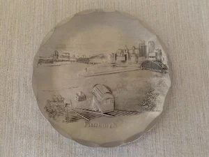 "Placa de montaña rusa de aluminio vintage años 90 WENDELL AUGUST FORGE CIUDAD de PITTSBURGH 4,5"  - Imagen 1 de 8