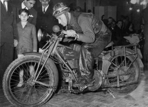 Foto fotográfica de fábrica de carreras de motocicletas Moto Guzzi - Imagen 1 de 1