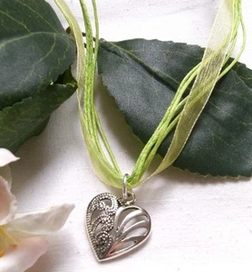 HERZ HALSKETTE ORGANZA BAND SILBER SCHMUCK KETTE ANHÄNGER APFELGRÜN GRÜN  - Picture 1 of 16