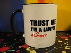 Tasse cadeau comique « Trust Me, I'm (Almost) A Lawyer »