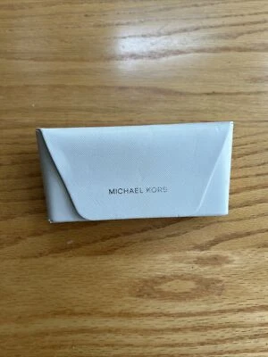 Michael Kors ® 白色皮革眼镜太阳镜保护壳 — 第 1/4 张图片