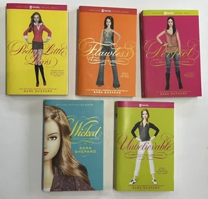 Pretty Little Liars Books Series Set Lot Of 9 ( 2 Hardcover + 7 Soft) - Bild 1 von 5