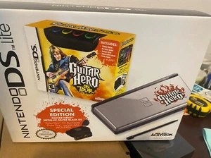 Nintendo DS Lite Handheld-Spielkonsole (Guitar Hero LE) Brandneu Factory Sealed - Bild 1 von 2