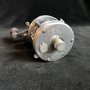 Abu Garcia Ambassadeur 4500CS Baitcast Reel Silver Chrome Color - Picture 1 of 6