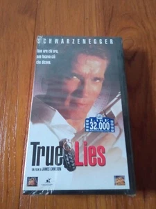 True Lies VHS Arnold Schwarzenegger Cameron Jamie Lee Curtis NUOVO SIGILLATO  - Foto 1 di 6